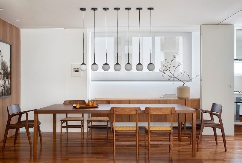 sala de jantar com objetos de decor