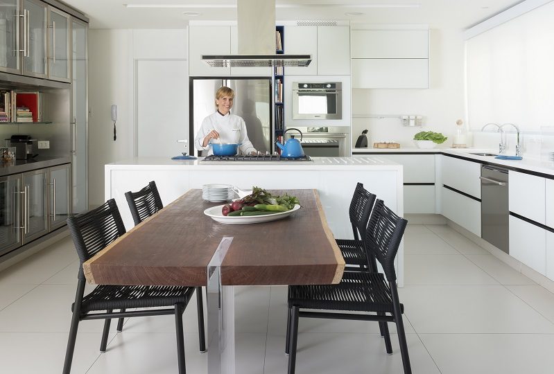 A chef Ale Divani na cozinha de casa