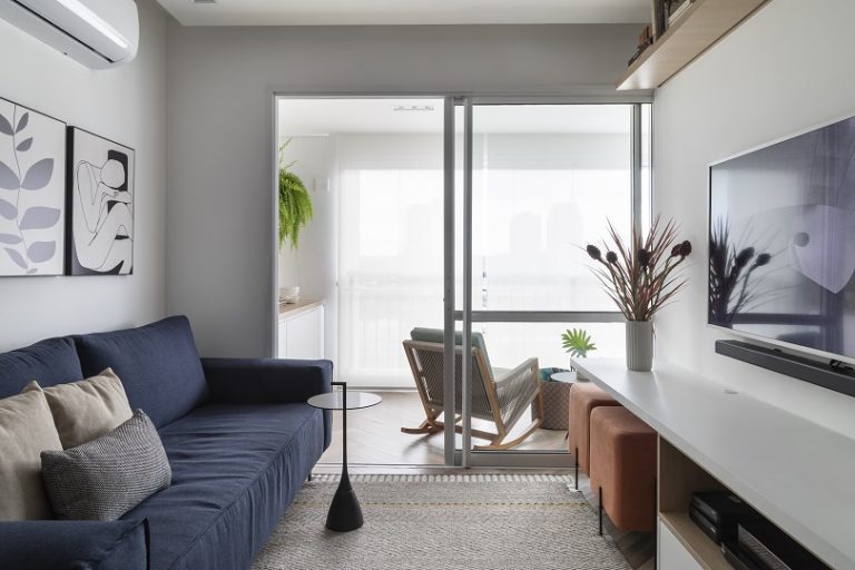 sala de estar com sofá azul