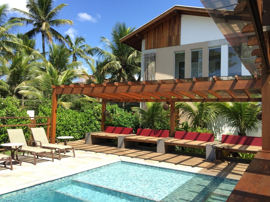 Pergolado na área da piscina