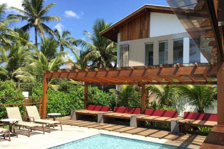 Pergolado na área da piscina