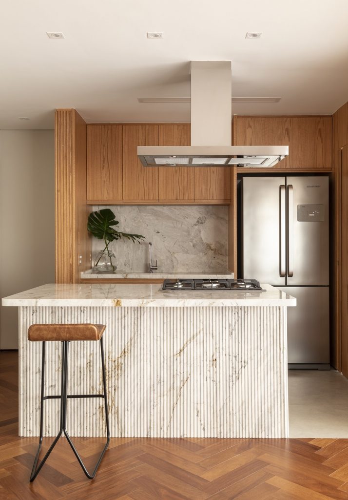 cozinha com ilha em mármore