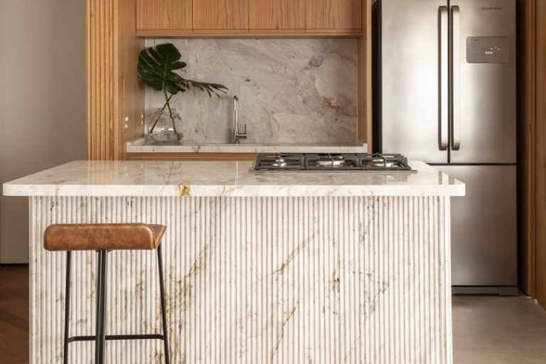 cozinha com ilha em mármore