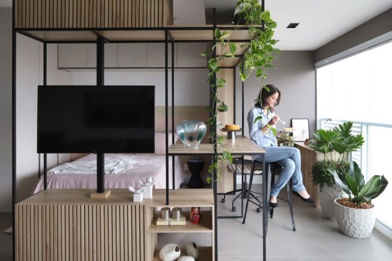 estante multiuso divide o ambiente