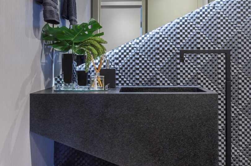 torneira de piso no lavabo