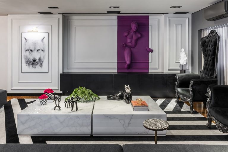 sala preto e branco com toque de roxo