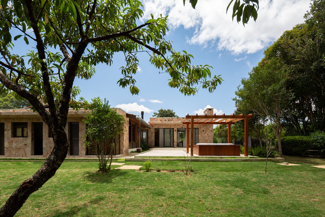 casa de campo rodeada pela natureza