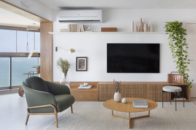 quadro na parede da tv na sala com decor neutro