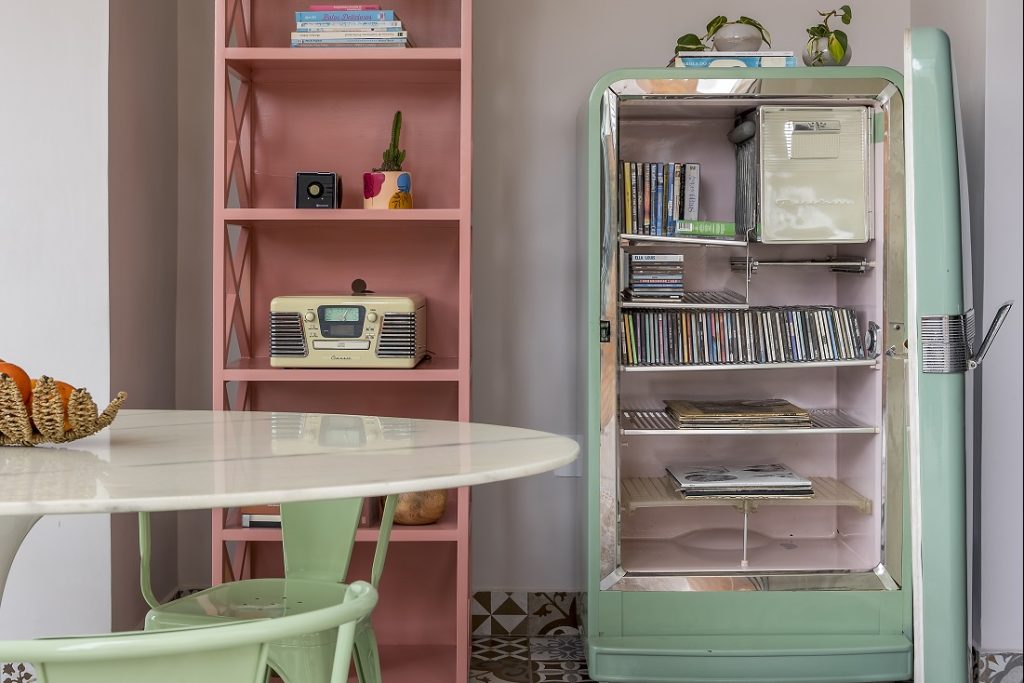 Geladeira retrô com disco de vinil dentro