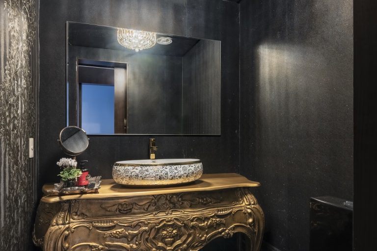 preto e dourado no decor