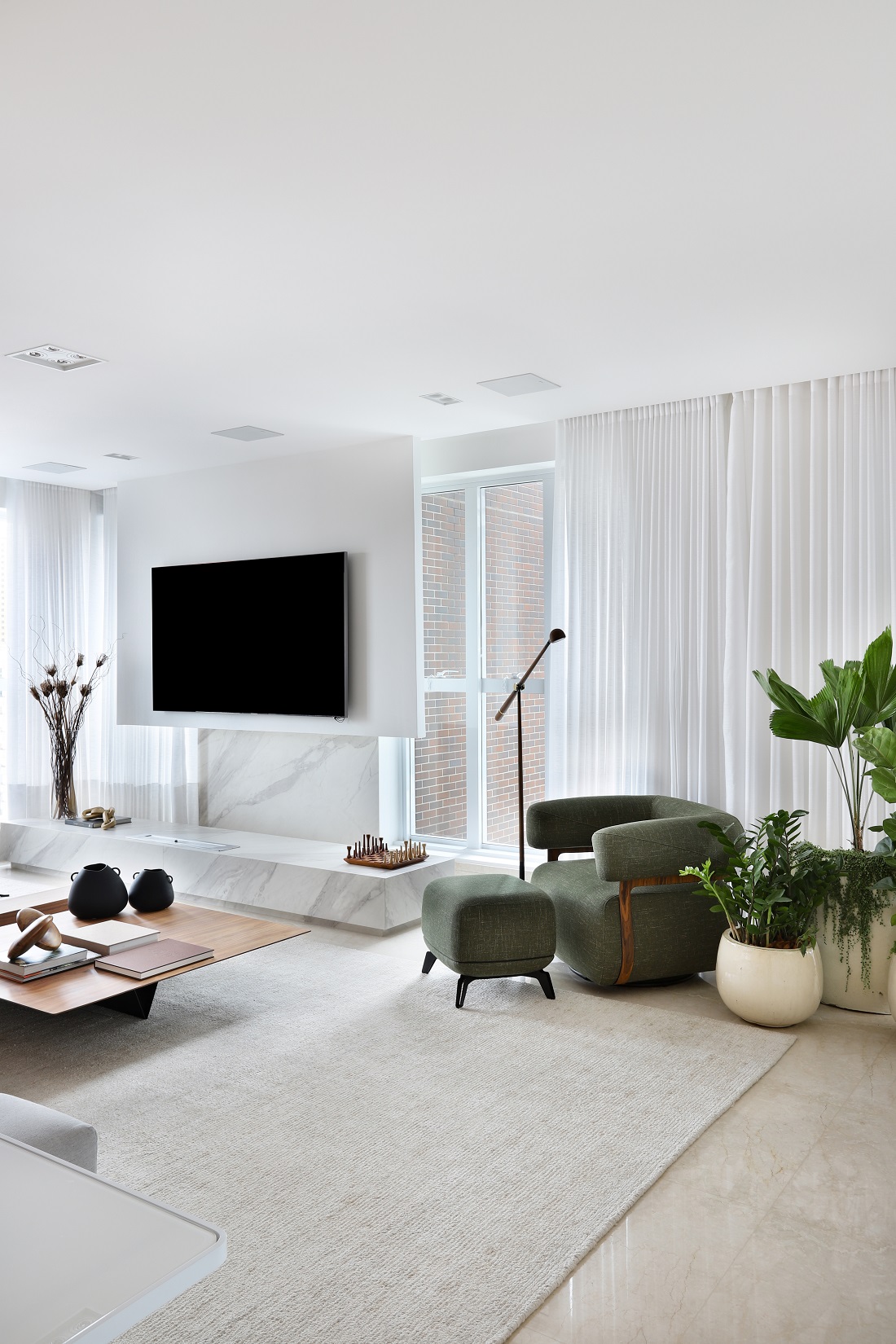sala de tv com lareira